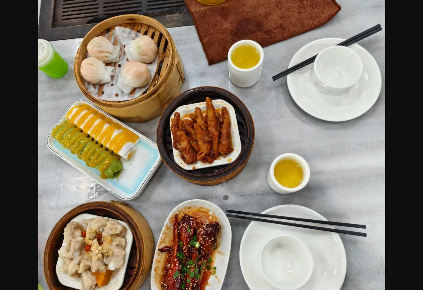 老爸茶餐桌上的点心和肠粉