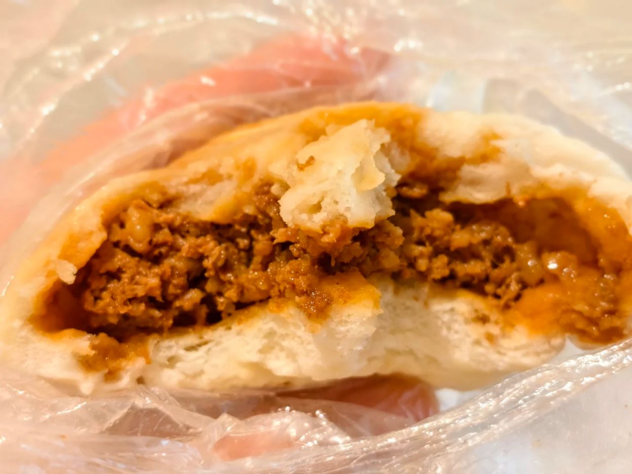 掰开的东北肉包子露出饱满肉馅